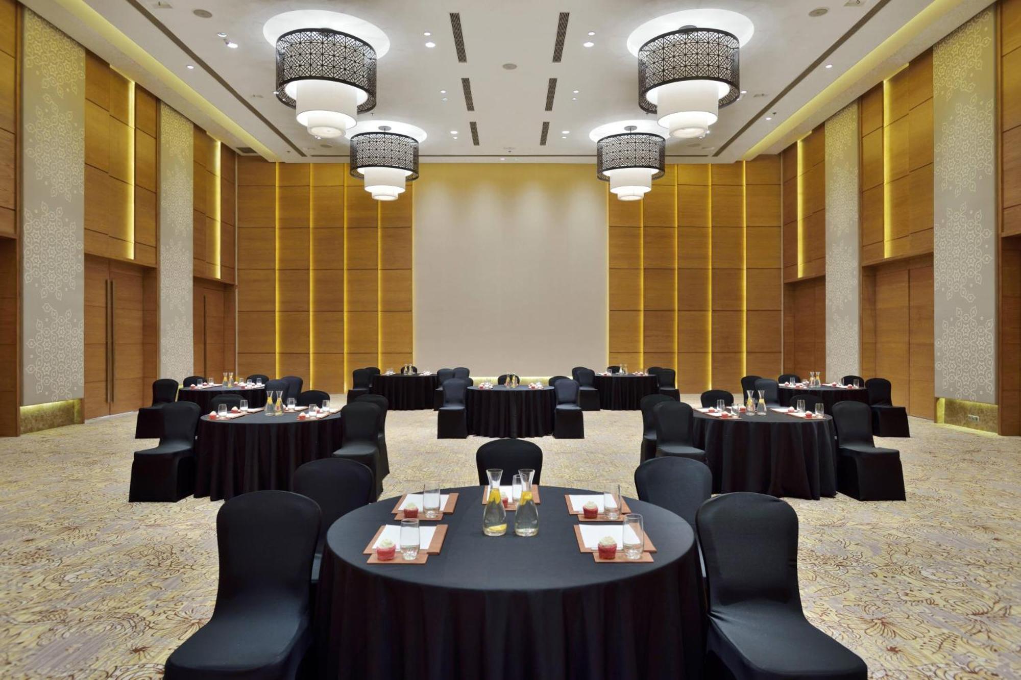 Courtyard By Marriott Raipur Hotel Exterior photo