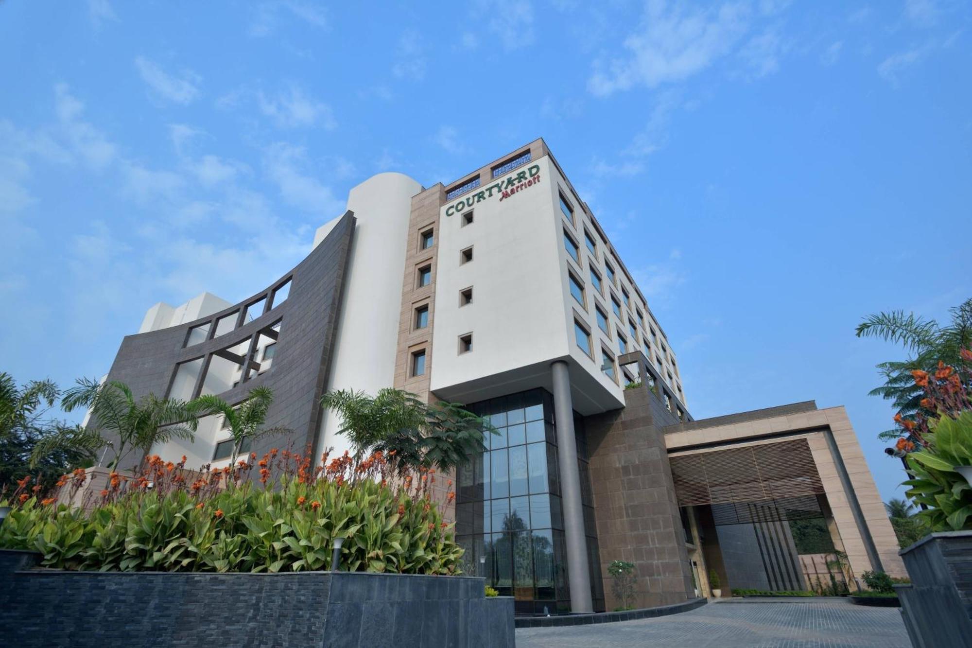 Courtyard By Marriott Raipur Hotel Exterior photo